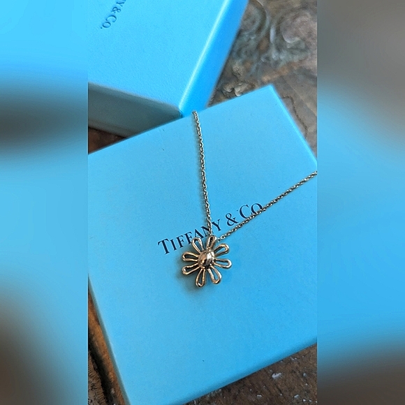 Tiffany and co 18K Gold Daisy necklace by Paloma Picasso - Picture 5 of 8